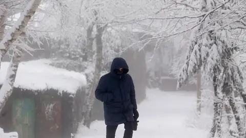 Imagen de archivo de un hombre paseando por una zona nevada Una masa de aire frío congelará España a partir de este fin de semana: heladas y temperaturas bajo cero en estas zonas