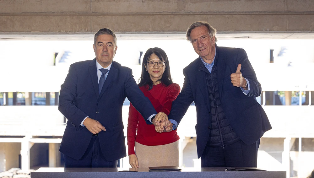 La presidenta del Valencia CF, Layhoon Chan, Mark Fenwick, por parte del prestigioso despacho de arquitectura Fenwick Iribarren Architects, y José Antonio Madrazo, Director de España, Portugal y del Área Industrial de FCC Construcción La presidenta del Valencia CF, Layhoon Chan, Mark Fenwick, por parte del prestigioso despacho de arquitectura Fenwick Iribarren Architects, y José Antonio Madrazo, Director de España, Portugal y del Área Industrial de FCC Construcción