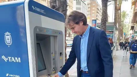 El concejal Carlos de Juan usa una de las nuevas máquinas expendoras El concejal Carlos de Juan usa una de las nuevas máquinas expendoras
