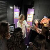 Juana Parres, en el centro, muestra a un grupo de visitantes corazones plastinados