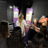 Juana Parres, en el centro, muestra a un grupo de visitantes corazones plastinados Juana Parres, en el centro, muestra a un grupo de visitantes corazones plastinados