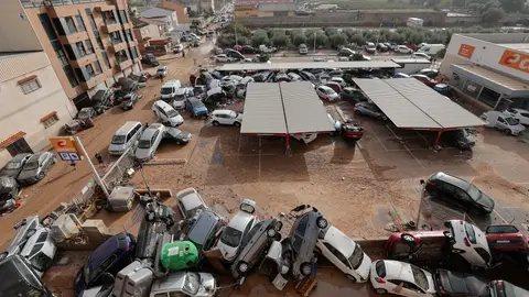 Vista general de varios vehículos dañados en Paiporta el día después de la dana. Vista general de varios vehículos dañados en Paiporta el día después de la dana.
