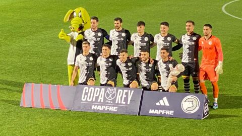 El elefante posa con los jugadores titulares de su plantilla en el partido de 1/32 de final de Copa del Rey ante el Rayo Vallecano, disputado el 4 de diciembre de 2024 y que origina este proyecto