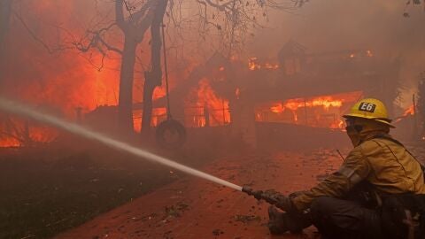 Imagen de un bombero luchando contra el fuego en los incendios de Los &Aacute;ngeles