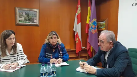 La Junta y el Ayuntamiento de Pedraza de Campos avanzan en medidas para mejorar los servicios sanitarios y ayudar al sector agrario de la localidad .