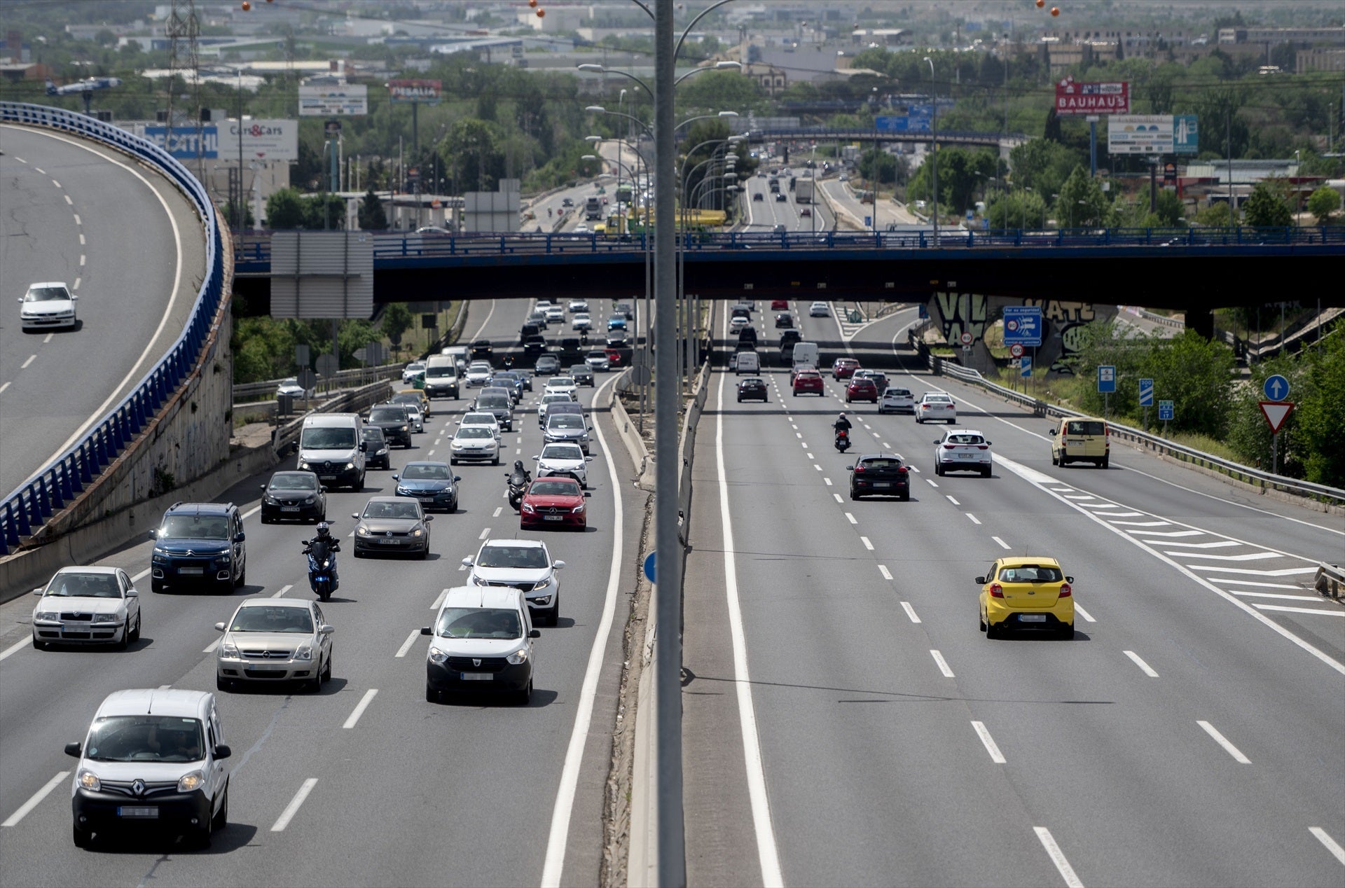 Reabre el tramo de la A-2 de la capital cortado por obras de instalación de una pasarela Reabre el tramo de la A-2 de la capital cortado por obras de instalación de una pasarela
