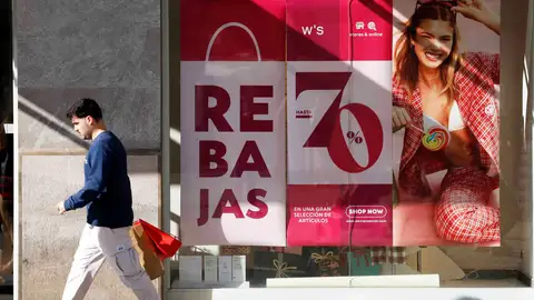 Un cartel de rebajas de hasta el 70% de descuento. Un cartel de rebajas de hasta el 70% de descuento.