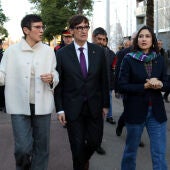 L'alcaldessa de Sant Adrià de Besòs, Filo Cañete; el president de la Generalitat, Salvador Illa, i la consellera d'Interior, Núria Parlon, a la Mina