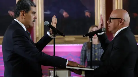 El presidente de Venezuela, Nicolás Maduro, presta juramento para un tercer mandato ante el presidente de la Asamblea Nacional, Jorge Rodríguez. El presidente de Venezuela, Nicolás Maduro, presta juramento para un tercer mandato ante el presidente de la Asamblea Nacional, Jorge Rodríguez.