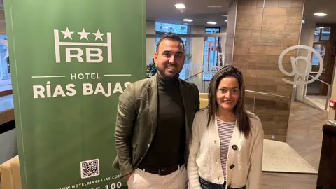 Estefanía Rozados, jugadora del primer equipo femenino, y David González, coordinador deportivo del Praiña Sporting Club Encuentros Hotel Rías Bajas con el Praiña Sporting Club
