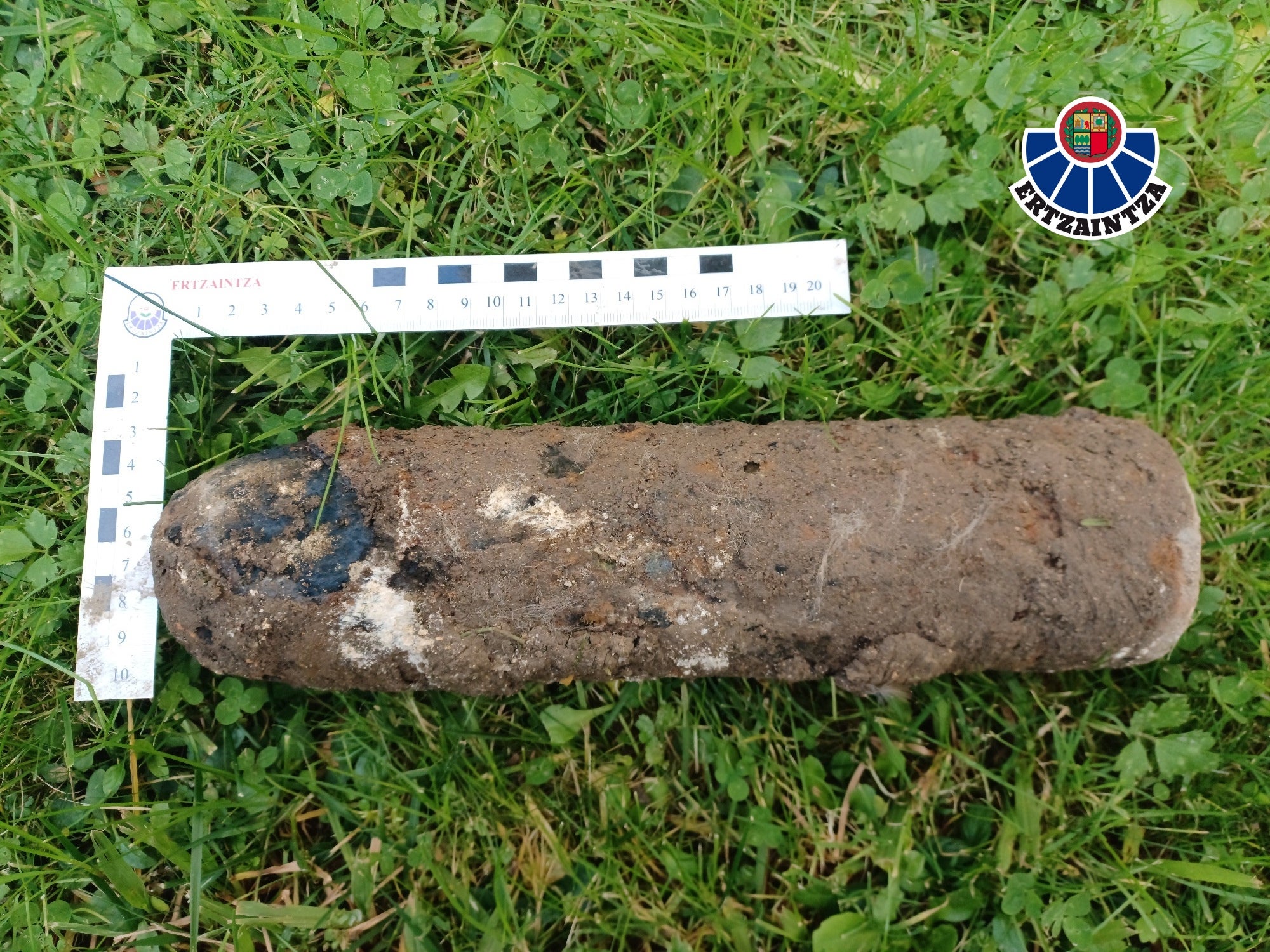 La Ertzaintza retira un obús del jardín de una casa en Hondarribia La Ertzaintza retira un obús del jardín de una casa en Hondarribia