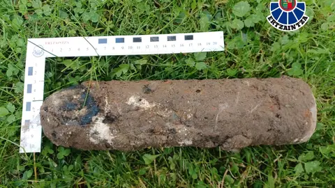 La Ertzaintza retira un obús del jardín de una casa en Hondarribia La Ertzaintza retira un obús del jardín de una casa en Hondarribia