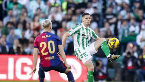 Perraud golpea el balón en presencia de Dani Olmo. Perraud golpea el balón en presencia de Dani Olmo.