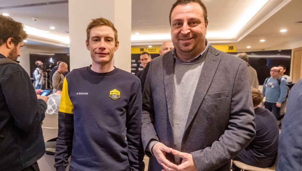 Jonas Vingegaard junto a Sergio Villalba, concejal de Deportes