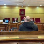 El acusado, de espaldas, frente al tribunal