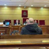 El acusado, de espaldas, frente al tribunal El acusado, de espaldas, frente al tribunal