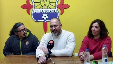 En el centro Juli&aacute;n Mart&iacute;n-Zarco, presidente del C.F. La Solana