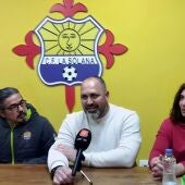 En el centro Julián Martín-Zarco, presidente del C.F. La Solana