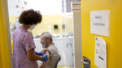 Imagen de archivo de un hombre que se vacuna durante la campaña de vacunación contra la gripe. Imagen de archivo de un hombre que se vacuna durante la campaña de vacunación contra la gripe.