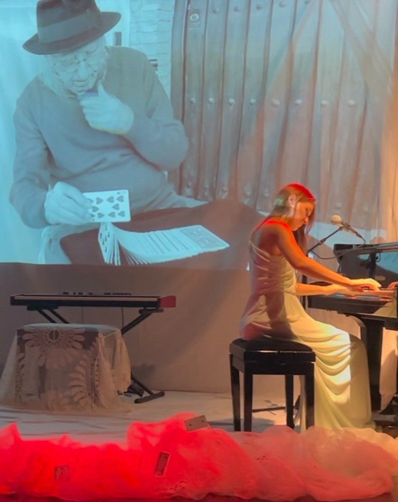 La hija del icónico mago, Juan Tamariz, Alicia Tamariz, estrena en Granada su espectáculo "Los siete velos del arte" La hija del icónico mago, Juan Tamariz, Alicia Tamariz, estrena en Granada su espectáculo "Los siete velos del arte"