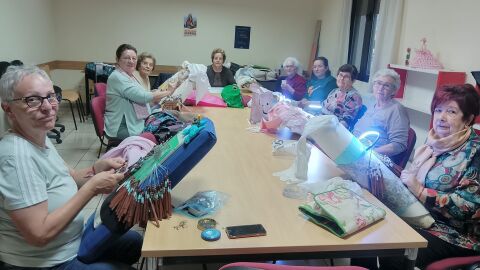 Alumnas del curso de Encaje de Bolillos de la UP