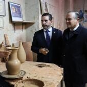El vicepresidente de la Diputación, Joaquín Romera con el alcalde de Talavera, José Julián Gregorio en un negocio artesano de cerámica.