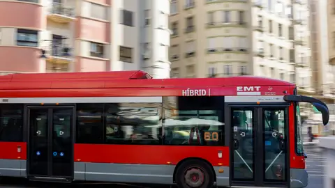Un autobús de la Empresa Municipal de Transportes (EMT) de València circula por el centro de la ciudad. Un autobús de la Empresa Municipal de Transportes (EMT) de València circula por el centro de la ciudad.