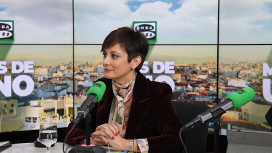 La ministra de Vivienda y Agenda Urbana, Isabel Rodr&iacute;guez, durante su entrevista con Carlos Alsina en 'M&aacute;s de uno'