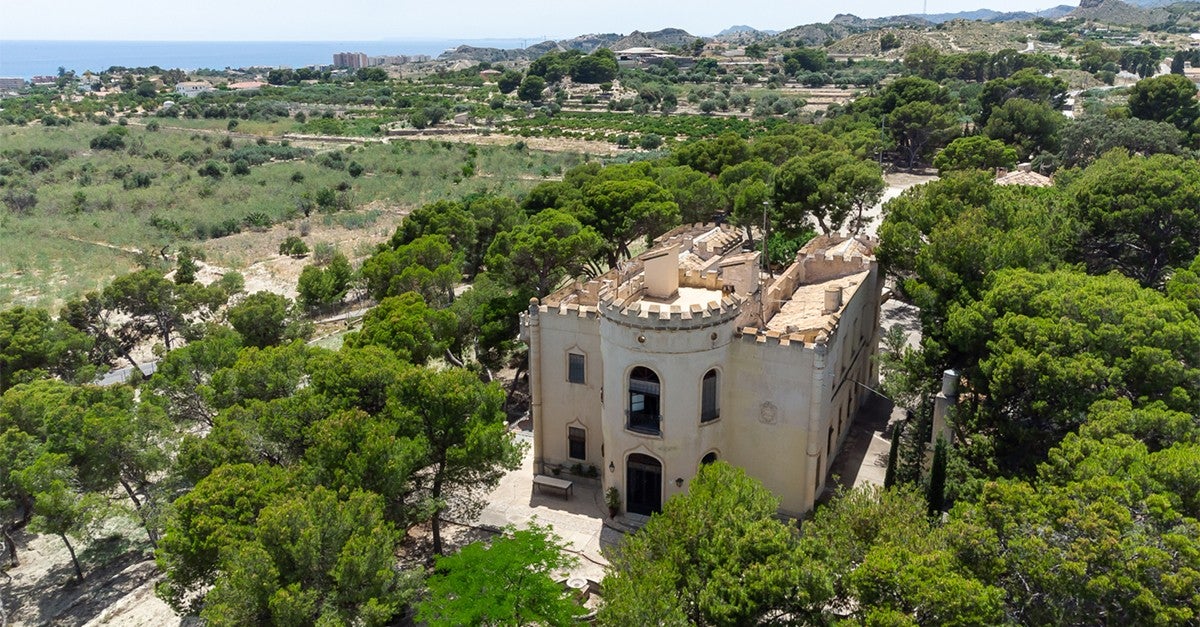 Continúa a la venta por 1.6 millones el histórico palacete de Villajoyosa del Doctor Esquerdo, considerado padre de la neuropsiquiatría moderna Continúa a la venta por 1.6 millones el histórico palacete de Villajoyosa del Doctor Esquerdo, considerado padre de la neuropsiquiatría moderna