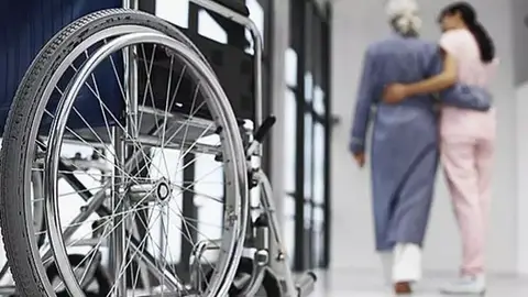 Una señora mayor siendo atendida Una señora mayor siendo atendida