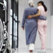 Una señora mayor siendo atendida