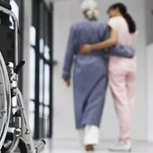 Una señora mayor siendo atendida Una señora mayor siendo atendida