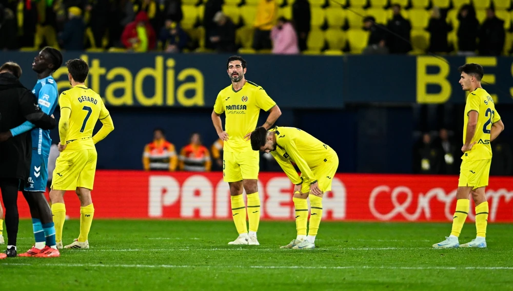 La defensa del Villarreal lamenta un gol encajado La defensa del Villarreal lamenta un gol encajado