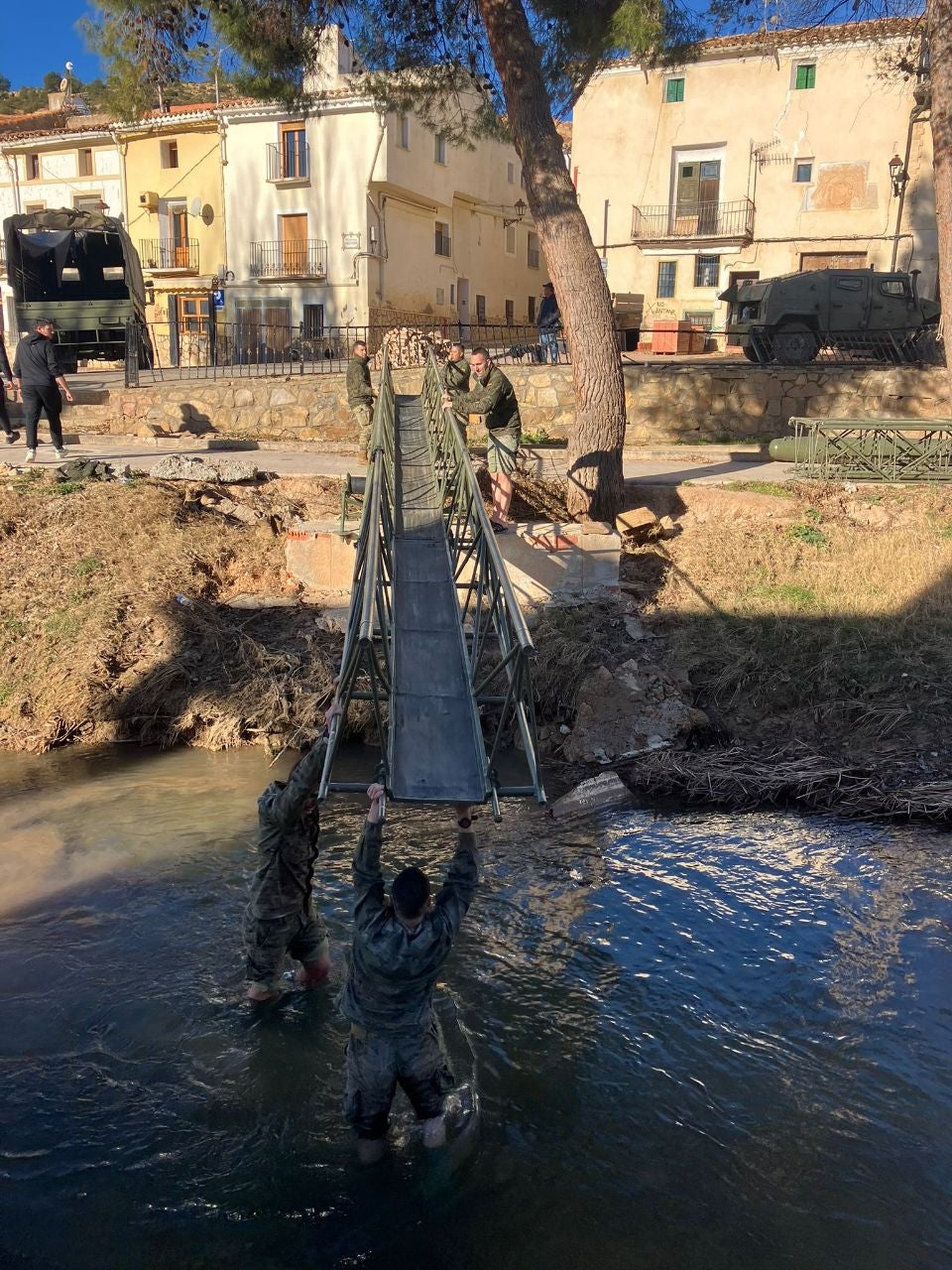 El Ejército instala una pasarela peatonal en Mira, en Cuenca El Ejército instala una pasarela peatonal en Mira, en Cuenca