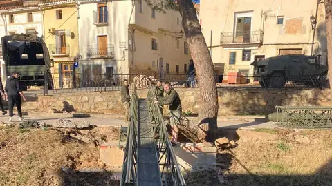 La pasarela sobre el río, en el casco urbano La pasarela sobre el río, en el casco urbano