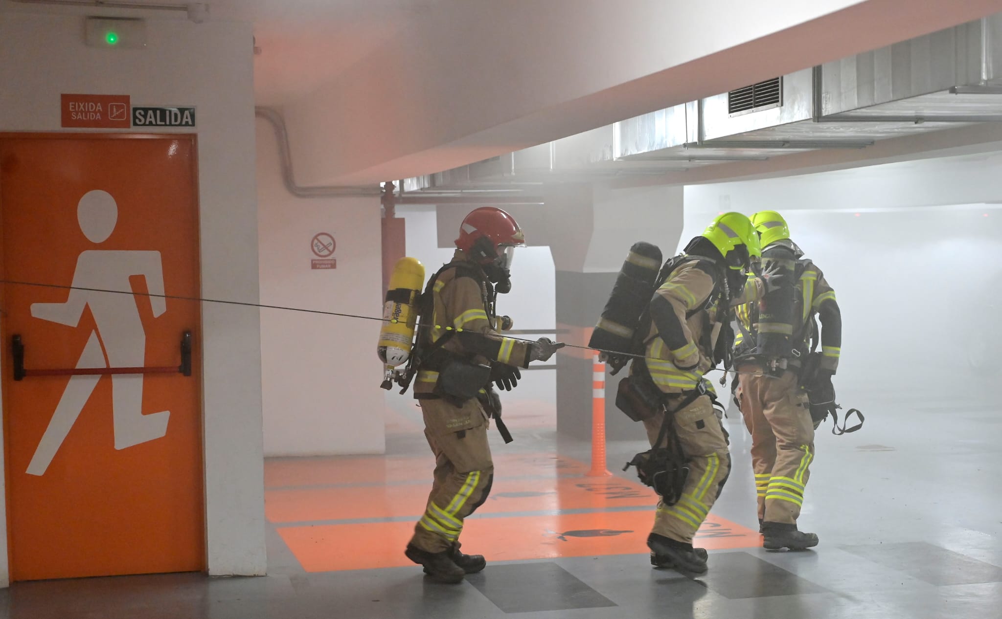 Simulan un incendio en el aparcamiento subterráneo de la Plaza de la Reina de Valencia para estar preparados ante una emergencia Simulan un incendio en el aparcamiento subterráneo de la Plaza de la Reina de Valencia para estar preparados ante una emergencia