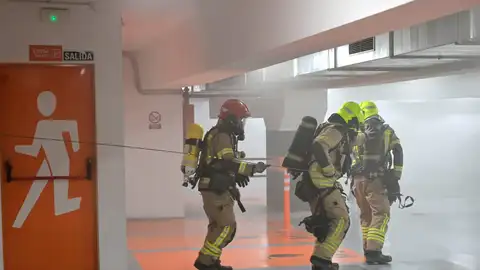 Un momento del simulacro en el interior del parquing subterráneo de la Plaza de la Reina Un momento del simulacro en el interior del parquing subterráneo de la Plaza de la Reina