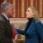 El alcalde de Sevilla y la portavoz de Vox se saludan durante el pleno extraordinario de presupuestos, en el Salón Colón del Consistorio. El alcalde de Sevilla y la portavoz de Vox se saludan durante el pleno extraordinario de presupuestos, en el Salón Colón del Consistorio.