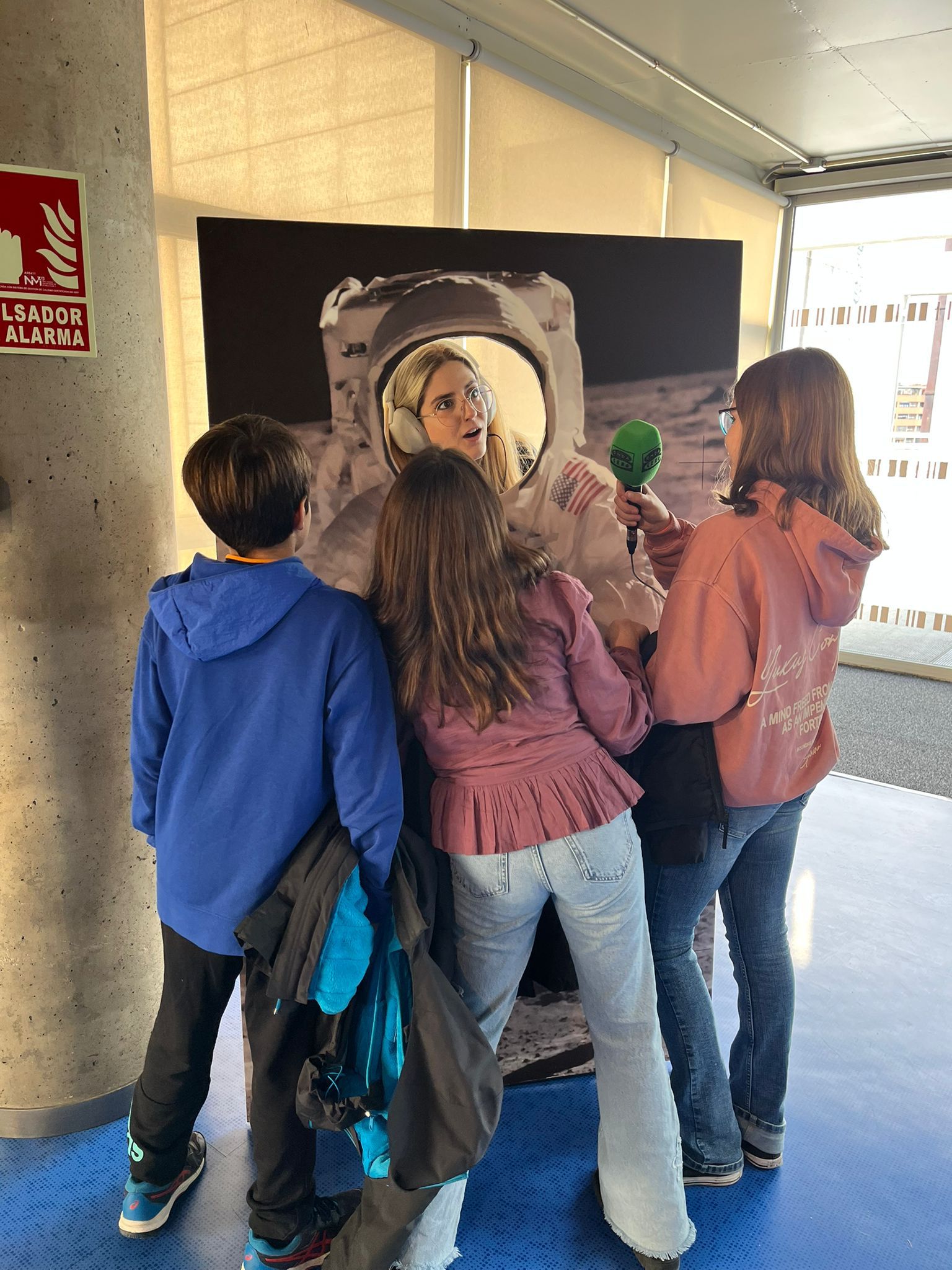 Cosmonautas (y radiofonistas) de paseo por el Planetario: así sería viajar al espacio Cosmonautas (y radiofonistas) de paseo por el Planetario: así sería viajar al espacio