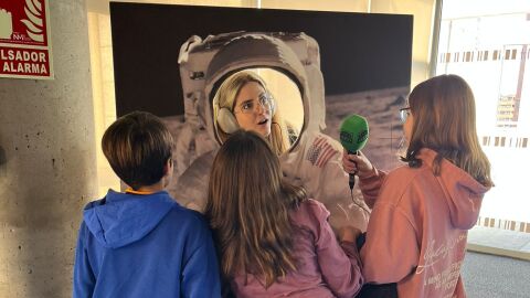 Irene Ram&iacute;rez y su comit&eacute; de expertos bajitos en el Planetario de Madrid