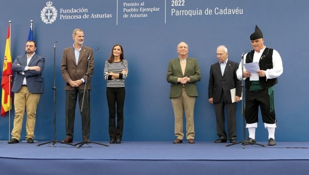 José M. Fernández recibe con sorpresa y orgullo el urogallo del Centro Asturiano de Madrid.