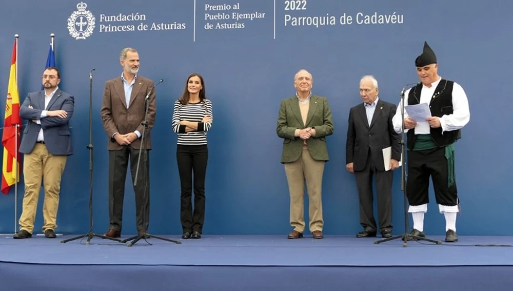 José M. Fernández recibe con sorpresa y orgullo el urogallo del Centro Asturiano de Madrid. José M. Fernández recibe con sorpresa y orgullo el urogallo del Centro Asturiano de Madrid.