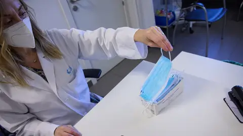 Una sanitaria con mascarillas en el centro de salud en Madrid. Una sanitaria con mascarillas en el centro de salud en Madrid.