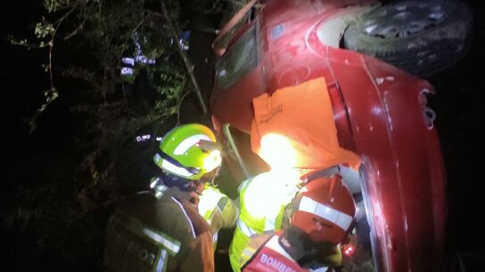 Bomberos trabajando en la excarcelaci&oacute;n de la v&iacute;ctima