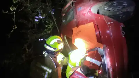 Bomberos trabajando en la excarcelación de la víctima Bomberos trabajando en la excarcelación de la víctima