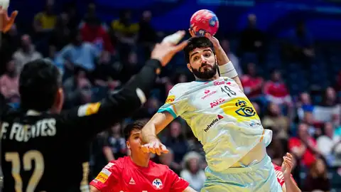 España debuta con una buena victoria ante Chile España debuta con una buena victoria ante Chile