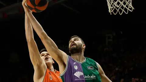 El ala-pívot del Valencia Basket Jaime Pradilla (i) lucha con David Kravish, de Unicaja Málaga, durante un partido de Liga ACB en la Fuente de San Luis. El ala-pívot del Valencia Basket Jaime Pradilla (i) lucha con David Kravish, de Unicaja Málaga, durante un partido de Liga ACB en la Fuente de San Luis.