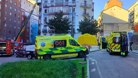 El fuego se ha originado en un colchón en el quinto piso del número 33 de Juan de la Cosa pasadas de las nueve de la mañana. El fuego se ha originado en un colchón en el quinto piso del número 33 de Juan de la Cosa pasadas de las nueve de la mañana.