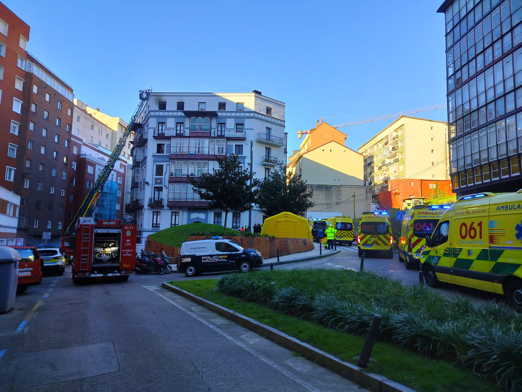 Dos muertos y dos heridos en el incendio de un piso en la calle Juan de la Cosa de Santander Dos muertos y dos heridos en el incendio de un piso en la calle Juan de la Cosa de Santander