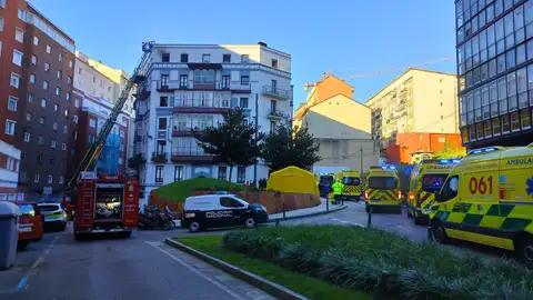 Dos fallecidos tras desatarse un importante incendio en el centro de Santander Dos fallecidos tras desatarse un importante incendio en el centro de Santander